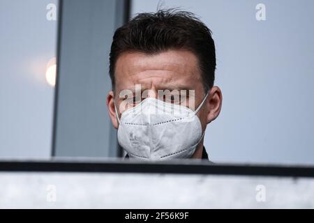 Duisburg, Deutschland. März 2021, 24th. Christian Woerns (DFB 19 Nationaltrainer) sitzt auf der Tribüne. GES./Fussball/DFB-Training Duisburg, die Team, 24.03.2021 Fußball: Training, Training Deutsche Nationalmannschaft, Duisburg, 24. März 2021 Quelle: dpa/Alamy Live News Stockfoto