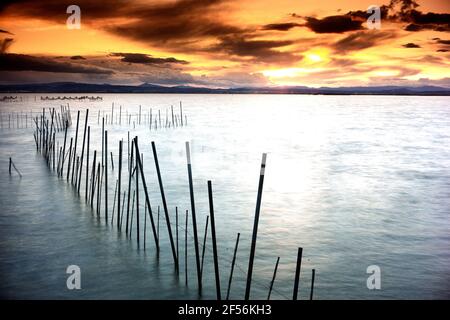 Spanien, Valencia, Albufera, Moody Sky bei Sonnenuntergang über dem Meer Stockfoto