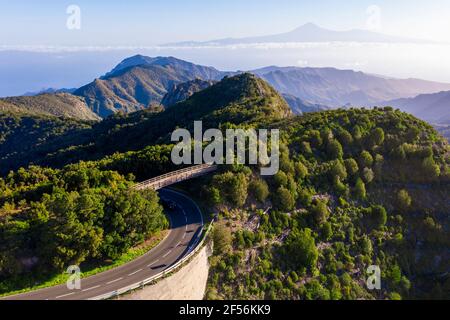 Drohnenansicht der Brücke über die Autobahn in Garajonay National Parken Stockfoto