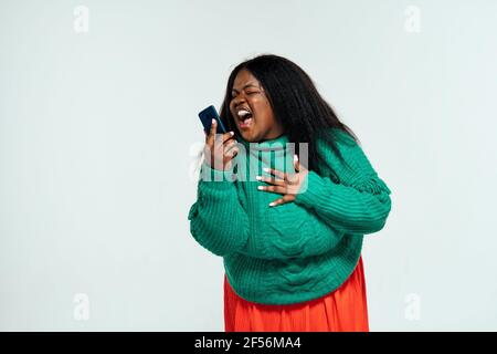 Bild von einer schönen Frau posiert in lässiger Kleidung auf Ein weißer Hintergrund Stockfoto