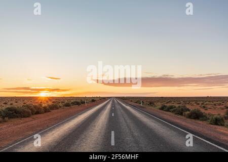 Australien, Südaustralien, Stuart Highway bei Sonnenuntergang Stockfoto