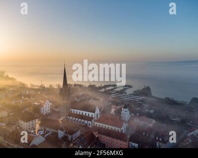 Deutschland, Baden-Württemberg, Radolfzell, Luftaufnahme des klaren Himmels über der Stadt am Ufer des Bodensees bei Sonnenaufgang Stockfoto