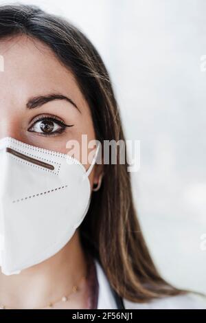 Nahaufnahme einer Ärztin am Fenster mit Gesicht Maske Stockfoto