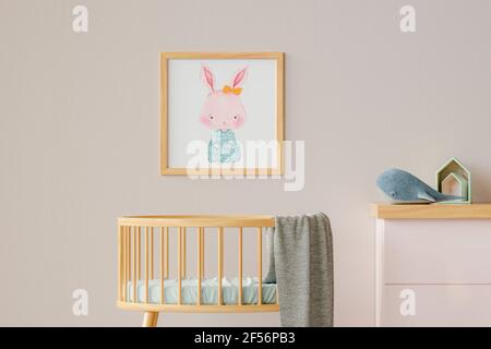 Dreidimensionales Rendern von Bildern, die an einer Wand über leeren Wänden hängen Kinderbett Stockfoto