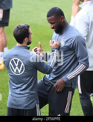 Duisburg, Deutschland. März 2021, 24th. Amin Younes mit Antonio Rüdiger (Deutschland). GES./Fussball/DFB-Training Duisburg, die Team, 24.03.2021 Fußball: Training, Training Deutsche Nationalmannschaft, Duisburg, 24. März 2021 Quelle: dpa/Alamy Live News Stockfoto