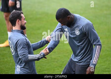 Amin Younes mit Antonio Rüdiger (Deutschland). GES. / Fussball / DFB-Training Duisburg, die Mannschaft, 24.03.2021 Fußball: Training, Training Deutsche Nationalmannschaft, Duisburg, 24. März 2021 - weltweite Nutzung Stockfoto