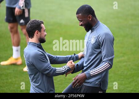 Amin Younes mit Antonio Rüdiger (Deutschland). GES. / Fussball / DFB-Training Duisburg, die Mannschaft, 24.03.2021 Fußball: Training, Training Deutsche Nationalmannschaft, Duisburg, 24. März 2021 - weltweite Nutzung Stockfoto