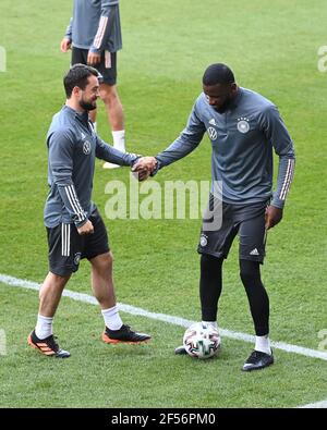 Amin Younes mit Antonio Rüdiger (Deutschland). GES. / Fussball / DFB-Training Duisburg, die Mannschaft, 24.03.2021 Fußball: Training, Training Deutsche Nationalmannschaft, Duisburg, 24. März 2021 - weltweite Nutzung Stockfoto