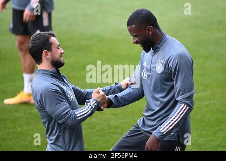 Amin Younes mit Antonio Rüdiger (Deutschland). GES. / Fussball / DFB-Training Duisburg, die Mannschaft, 24.03.2021 Fußball: Training, Training Deutsche Nationalmannschaft, Duisburg, 24. März 2021 - weltweite Nutzung Stockfoto