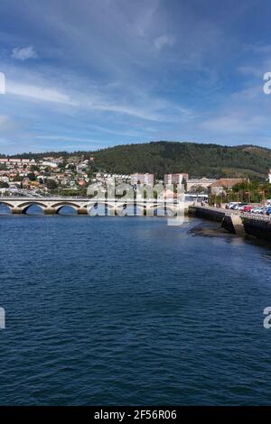 Brücke über den Fluss im Norden Galiciens in Spanien Stockfoto