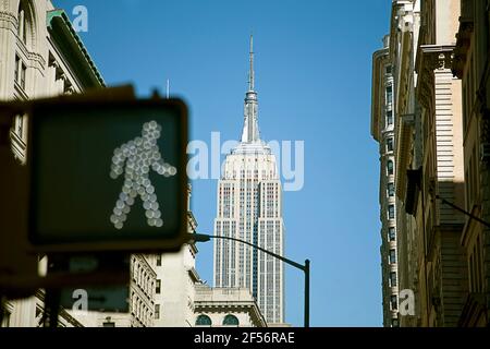 USA, New York, New York City, Empire State Building mit Ampel im Vordergrund Stockfoto