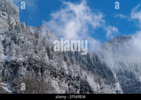 Panoramablick auf die wunderschöne Berglandschaft in den Schweizer Alpen. Winterlandschaft. Schweiz, Europa Stockfoto