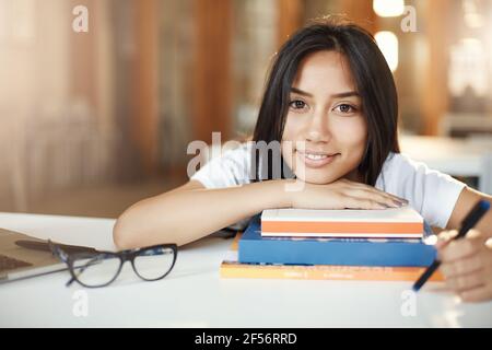 Wissen ist Macht. Junge asiatische Student Blick auf Kamera Ruhe nach einem harten Tag in der Universität. Stockfoto