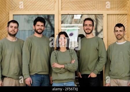 Selbstbewusste männliche und weibliche Möbeldesigner stehen in der Werkstatt Stockfoto