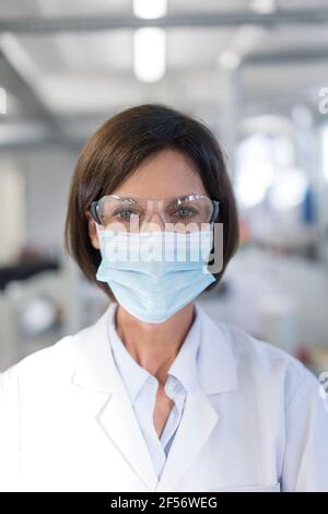 Weibliche Technikerin im Labor während des COVID-19 Stockfoto