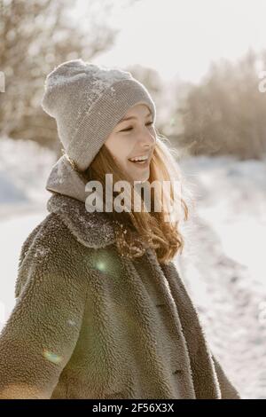 Portrait von schönen Teenager-Mädchen im Freien im Winter und stehen Lächelnd Stockfoto