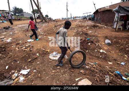 Ein kleiner Junge fährt durch eine leere Straßenbaustelle, die formell mit Wohnbauten gefüllt ist, nach einer Räumung, die die meisten Anwohner obdachlos machte, wie von der Kenya Urban Roads Authority (K.U.R.A.) angeordnet. (Foto von Donwilson Odhiambo / SOPA Images/Sipa USA) Stockfoto