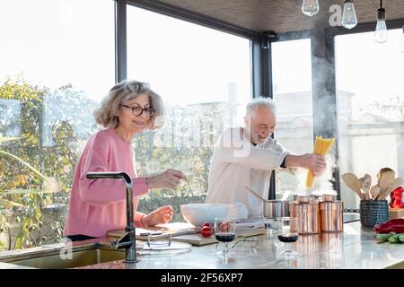 Seniorenpaar kocht zusammen in der Küche zu Hause Stockfoto