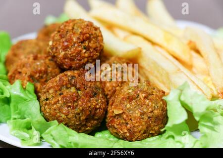 Falafel mit Pommes frites, selektiver Fokus. Berühmte Street Food of East, Nahaufnahme Stockfoto