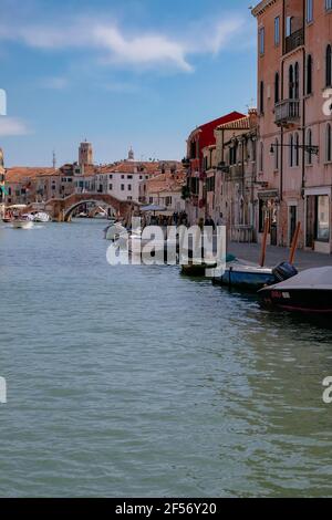 Canal Grande mit traditionellen venezianischen bunten Häusern und Palästen - ruhiger Morgen in Venedig, Venetien, Italien Stockfoto