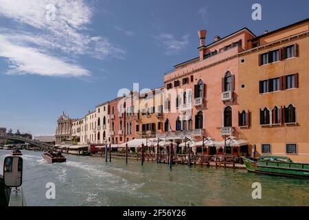 Canal Grande mit traditionellen venezianischen bunten Häusern und Palästen - ruhiger Morgen in Venedig, Venetien, Italien Stockfoto