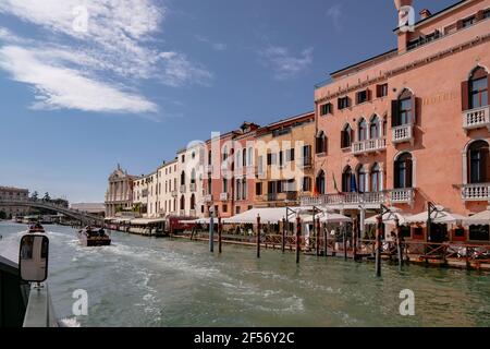 Canal Grande mit traditionellen venezianischen bunten Häusern und Palästen - ruhiger Morgen in Venedig, Venetien, Italien Stockfoto