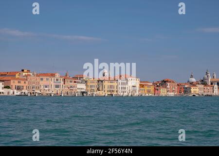 Blick auf Venedig vom Vaporetto in der Lagune - Chiesa di Santa Maria del Rosario - Gesuati - Venedig, Italien Stockfoto