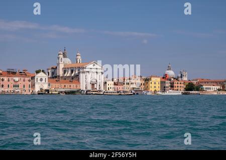 Blick auf Venedig vom Vaporetto in der Lagune - Chiesa di Santa Maria del Rosario - Gesuati - Venedig, Italien Stockfoto