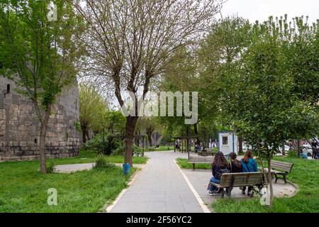 Diyarbakir / Türkei - 05/01/2019: Alte Stadtmauern in der Stadt Diyarbakir, Türkei. Die Menschen laufen um die Stadtmauern und ruhen sich aus. Stockfoto
