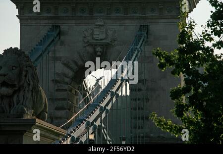 Berühmte Kettenbrücke (Szechenyi Lanchid) im Herzen von Budapest ist Hängebrücke über die Donau zwischen Buda & Pest. Stockfoto