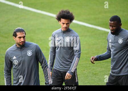 Duisburg, Deutschland. März 2021, 24th. Emre Can, Leroy Sane und Antonio Rüdiger (Deutschland). GES./Fussball/DFB-Training Duisburg, die Team, 24.03.2021 Fußball: Training, Training Deutsche Nationalmannschaft, Duisburg, 24. März 2021 Quelle: dpa/Alamy Live News Stockfoto