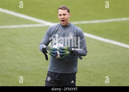Duisburg, Deutschland. 24th Mär, 2021. firo: 24.03.2021 Fußball, Fußball: Landerspiel Nationalmannschaft Deutschland, GER Training GER Torwart, Torhüter, Torhüter, Manuel Neuer, Geste, Gesture, Nutzung weltweit Credit: dpa/Alamy Live News Stockfoto