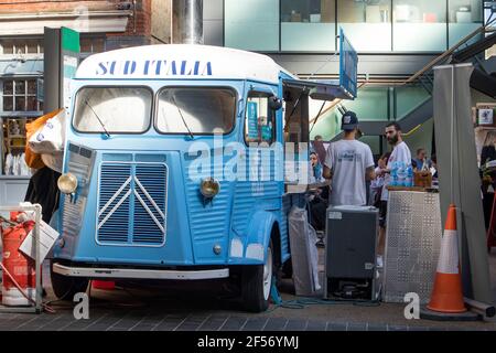 London, Großbritannien - 20. September 2020, Blue Minibus Verkauf Pizza auf spitalfields Markt Stockfoto