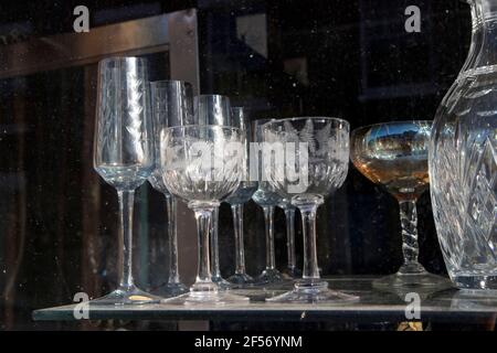 Glas Kristall Vintage Becher im Fenster eines Antiquitätenladens verkaufen alte Dinge. Stockfoto