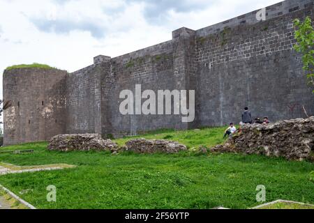 Diyarbakir / Türkei - 05/01/2019: Alte Stadtmauern in der Stadt Diyarbakir, Türkei. Die Menschen laufen um die Stadtmauern und ruhen sich aus. Stockfoto