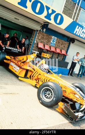 2001 Donington Park Rennbahn ,Castle Donington ,Leicestershire ,East Midlands, England, GB, UK, Europa - Paul Stoddart fährt Neale Clark in einem europäischen Formula Racing Zweisitzer Minardi F1 Rennwagen aus den Boxen auf der Donington Park Rennbahn. Diese bemerkenswerte zweisitzige Racing Car Passenger Ride gibt einen Nervenkitzel in halsbrecherischer Geschwindigkeit für eine Eimer Liste Erfahrung des Lebens. Paul Stoddart, ab dem Grand Prix von Spanien 2017, bietet Fans die Möglichkeit, in einem seiner Minardi FX2 Autos fahren Stockfoto