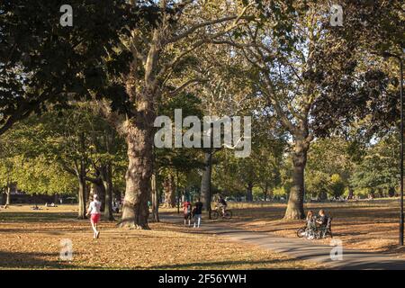 London, Großbritannien - 20. September 2020, London Fields der Herbstpark ist ideal für Spaziergänge Stockfoto