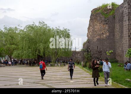 Diyarbakir / Türkei - 05/01/2019: Alte Stadtmauern in der Stadt Diyarbakir, Türkei. Die Menschen laufen um die Stadtmauern und ruhen sich aus. Stockfoto