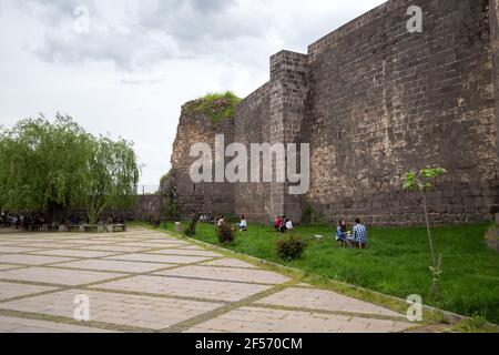 Diyarbakir / Türkei - 05/01/2019: Alte Stadtmauern in der Stadt Diyarbakir, Türkei. Die Menschen laufen um die Stadtmauern und ruhen sich aus. Stockfoto