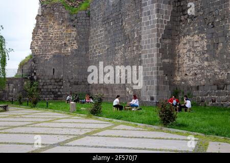 Diyarbakir / Türkei - 05/01/2019: Alte Stadtmauern in der Stadt Diyarbakir, Türkei. Die Menschen laufen um die Stadtmauern und ruhen sich aus. Stockfoto