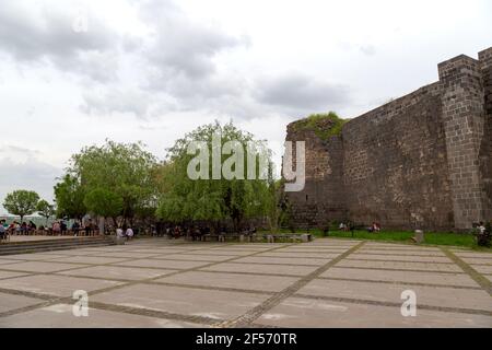 Diyarbakir / Türkei - 05/01/2019: Alte Stadtmauern in der Stadt Diyarbakir, Türkei. Die Menschen laufen um die Stadtmauern und ruhen sich aus. Stockfoto