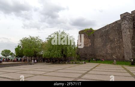 Diyarbakir / Türkei - 05/01/2019: Alte Stadtmauern in der Stadt Diyarbakir, Türkei. Die Menschen laufen um die Stadtmauern und ruhen sich aus. Stockfoto