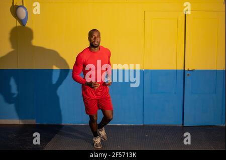 Black Sportsman in Stadion Arena Vorbereitung vor dem Start Spiel oder einen Wettbewerb. Konzept der emotionalen Vorbereitung. Stockfoto