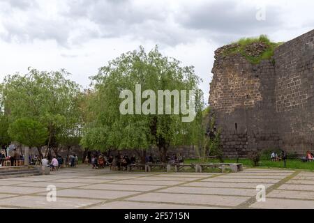 Diyarbakir / Türkei - 05/01/2019: Alte Stadtmauern in der Stadt Diyarbakir, Türkei. Die Menschen laufen um die Stadtmauern und ruhen sich aus. Stockfoto