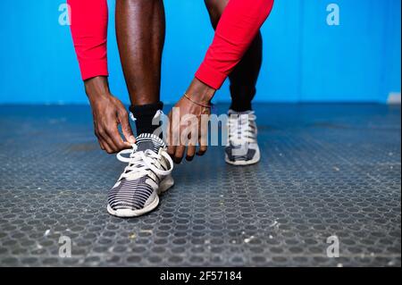 Nahaufnahme Sportler binden Schnürsenkel von Sneakers Vorbereitung zu laufen. Stockfoto