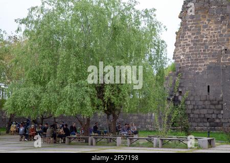 Diyarbakir / Türkei - 05/01/2019: Alte Stadtmauern in der Stadt Diyarbakir, Türkei. Die Menschen laufen um die Stadtmauern und ruhen sich aus. Stockfoto