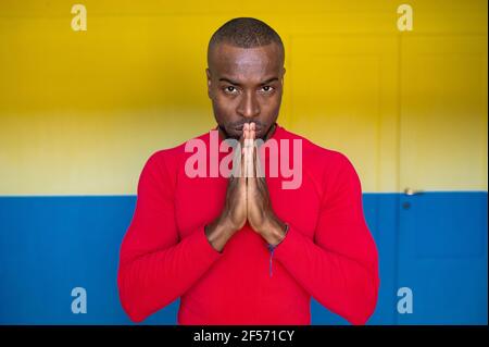 Porträt des schwarzen afrikanischen Mann konzentriert und fokussiert mit verbundenen Händen Vorbereitung für einen Wettbewerb und Blick nach vorne. Stockfoto