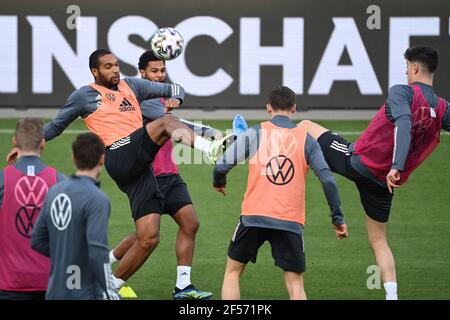 Duisburg, Deutschland. 24th Mar, 2021. Duelle, Duell zwischen Jonathan Tah und Kai Havertz. GES./Fussball/DFB-Training Duisburg, die Team, 24.03.2021 Fußball: Training, Training Deutsche Nationalmannschaft, Duisburg, 24. März 2021 Quelle: dpa/Alamy Live News Stockfoto