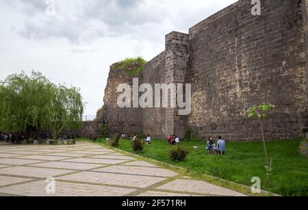 Diyarbakir / Türkei - 05/01/2019: Alte Stadtmauern in der Stadt Diyarbakir, Türkei. Die Menschen laufen um die Stadtmauern und ruhen sich aus. Stockfoto
