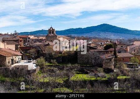 Panoramablick auf das Dorf Horcajuelo de la Sierra in Madrid im Frühling Stockfoto